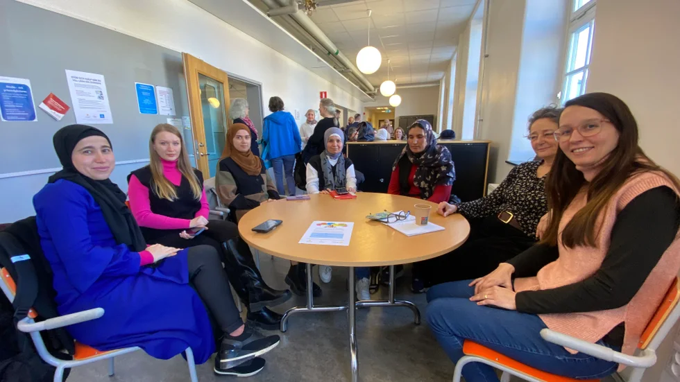Från vänster i bild: Hafseh Mahmoodi, Anastasia Slobodan, Dil Aram Rahimi, Samar Hablous, Zainab Sulimani, Sofie och Amanda Giangiardi.