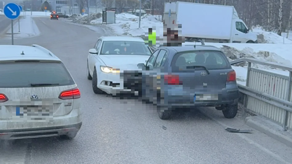 Två bilar frontalkrockade på Björkskataleden på onsdagsmorgonen.