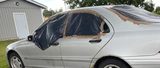 Attack mot flera parkerade bilar – slogs sönder samma natt