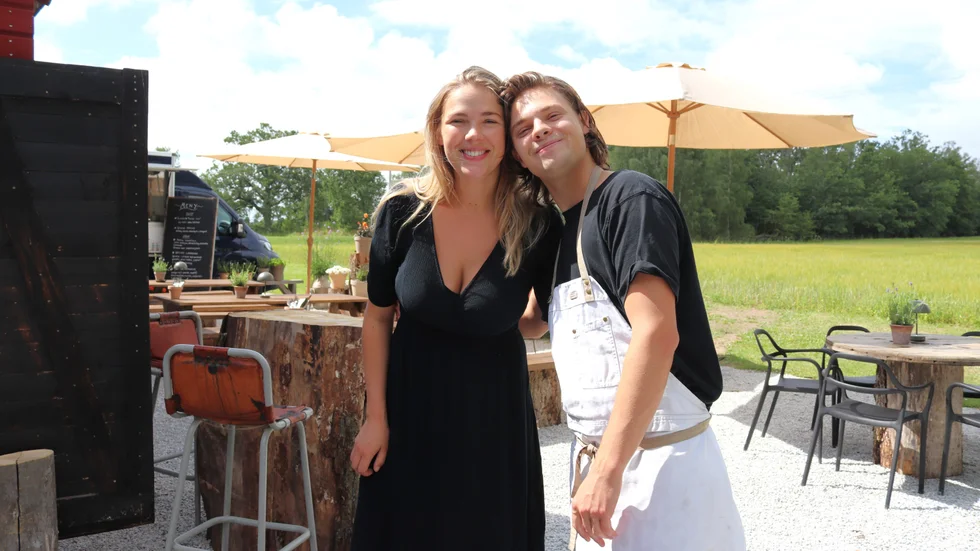Nerverna är under kontroll på premiärdagen. Fabian Olli Johanson och Elin Hansson är nöjda med den inbjudande uteservering som de skapat i anslutning till foodtrucken hemma på Bottängen gård.