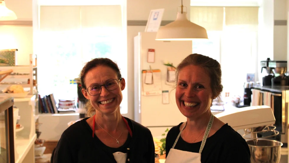 Kafé Tre Systrar ägs och drivs av Erika Gustafsson (vänster), Martina Wastring (höger) och Josefina Ljunqvist. Systrarnas mamma Noomi är även hon högst delaktig i verksamheten.