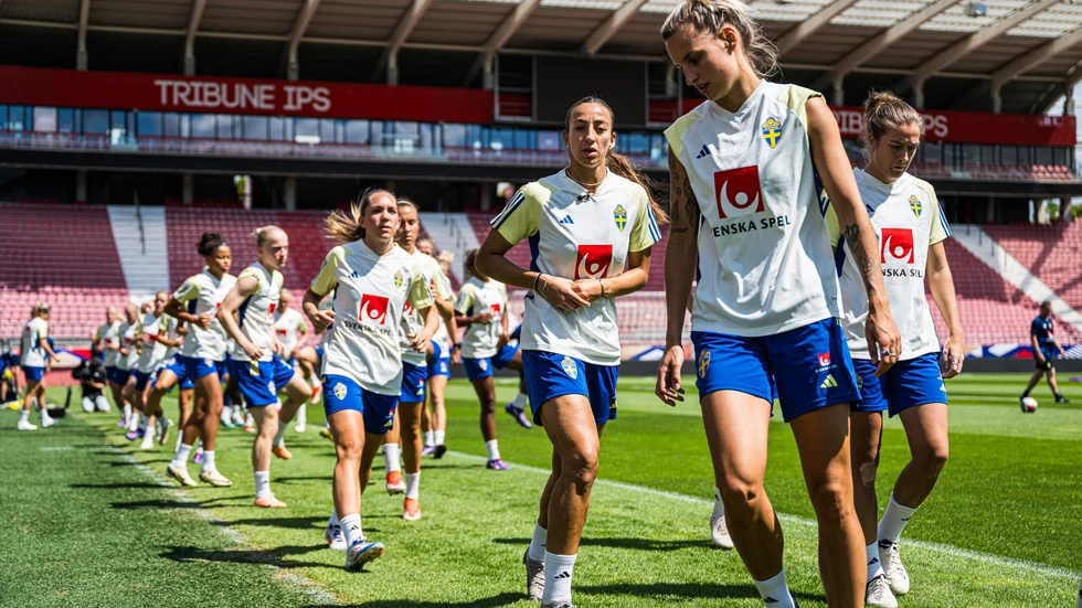 Svenskorna tränar inför EM-kvalmatchen mot Frankrike.