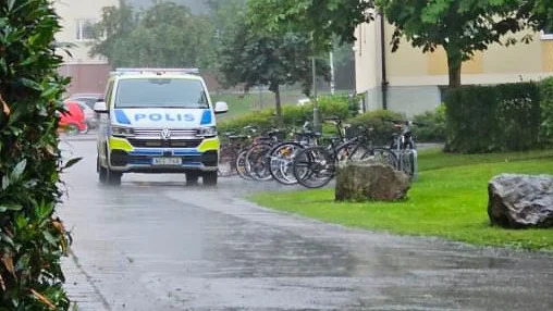 Polisbil på plats i Johannelund.