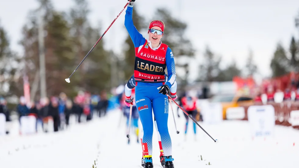 Evelina Crüsell jublar efter att ha vunnit lördagens sprint. 