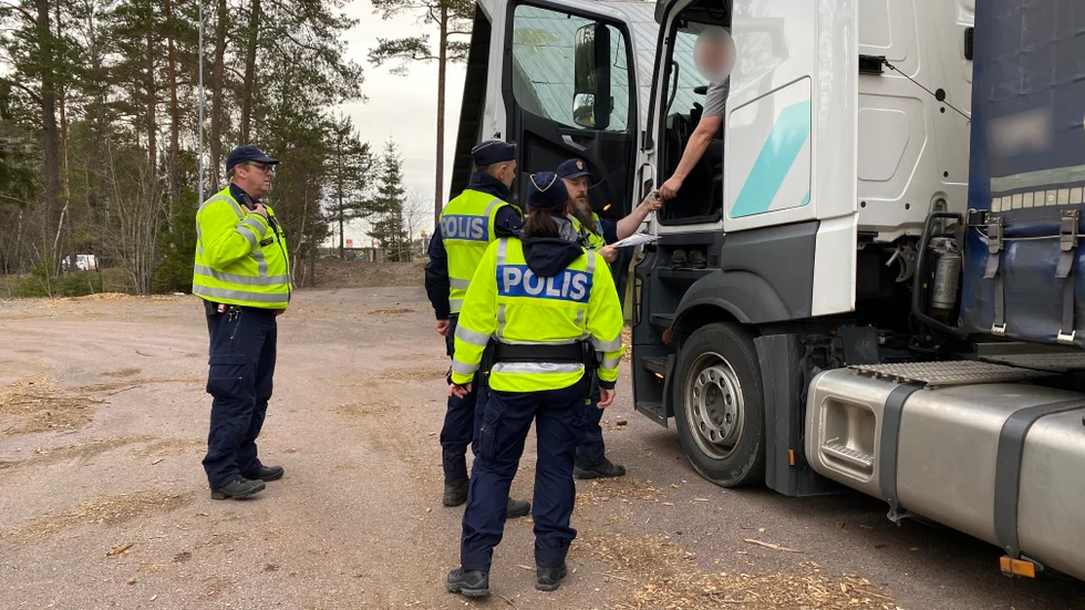 Poliserna stoppade ett flertal lastbilar för att göra olika kontroller.