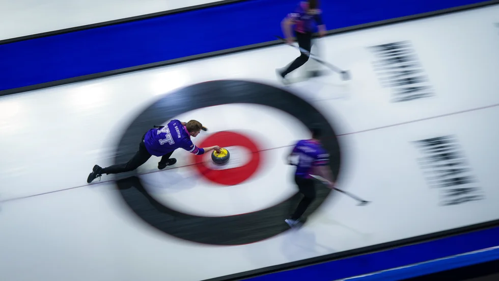 Varför riva gamla simhallen då det med ganska små medel går att bygga om simhallen till en curlinghall med upp till fyra banor, menar insändarskribenterna.