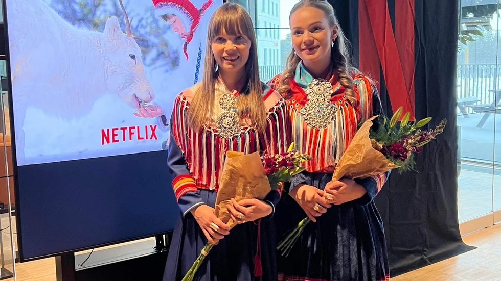 Författaren Ann-Helén Laestadius och huvudrollsinnehavaren Elin Oskal från premiärvisningen i Kiruna.