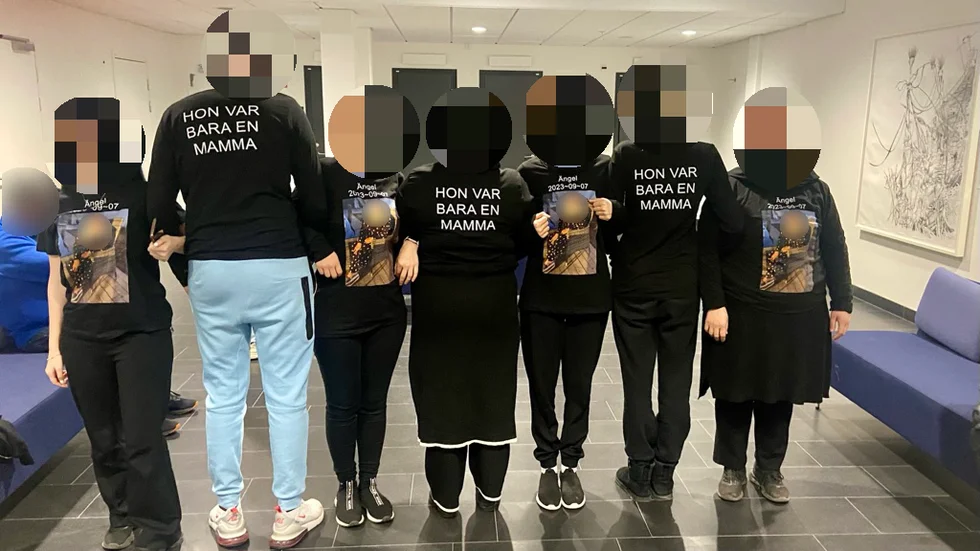 Kvinnans familj och släkt har burit likadana tröjor under rättegången. 