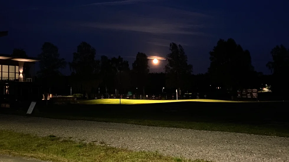 Supermånen – över 18:e green på golfbanan i Eskilstuna vid 22-tiden på måndagskvällen.