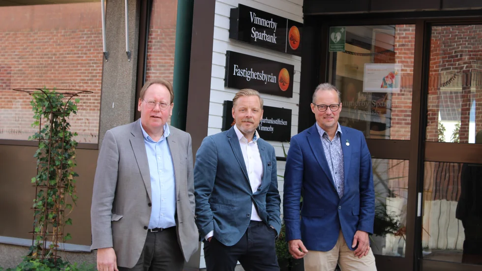 Vimmerby Sparbanks vice vd Kent Skaate, vd Axel Tunek och Peter Karlsson (C), kommunstyrelsens vice ordförande, kan sammanfatta en lyckad satsning, som inneburit att 240 ungdomar till kraftigt rabatterat pris kunnat resa fritt i Kalmar län under sommaren.