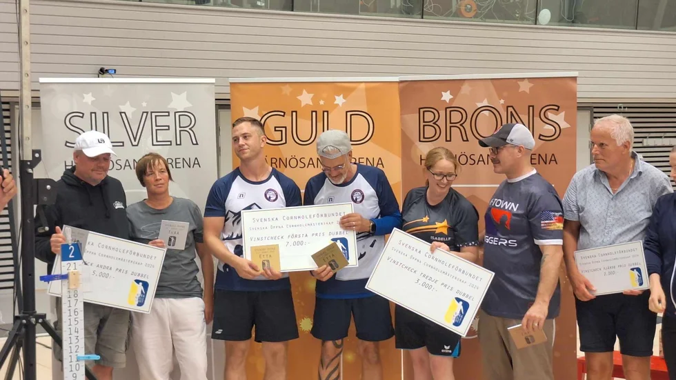 Oscar Henriksson och Lars Henriksson tog guld i cornhole-SM.