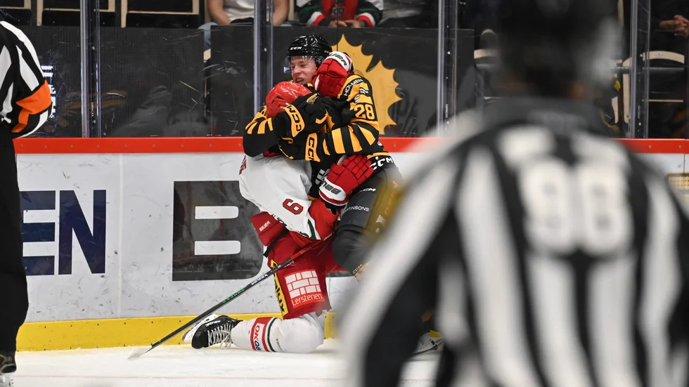 Michael Brandsegg–Nygård i kamp under första perioden. Norrmannen gjorde ett nytt mål i AIK-tröjan, när Modo gästade Skellefteå Kraft arena.