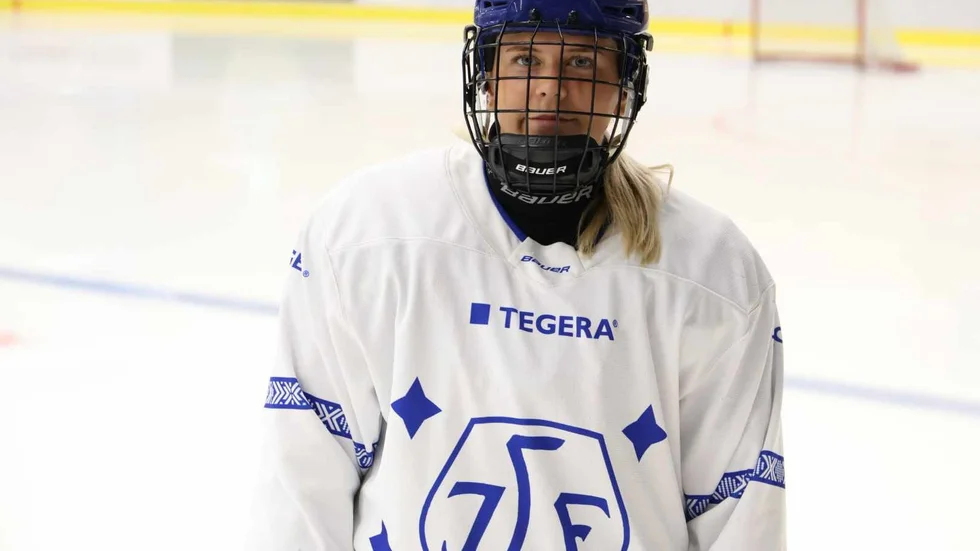 Tone Johansson i den anrika hockeyklubben Leksands IF:s färger.