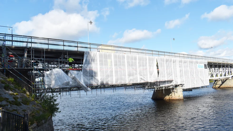 Under tältet målas Parkbron om. Det var först när byggställningen kom på plats som vidden av rostangreppen uppdagades. 