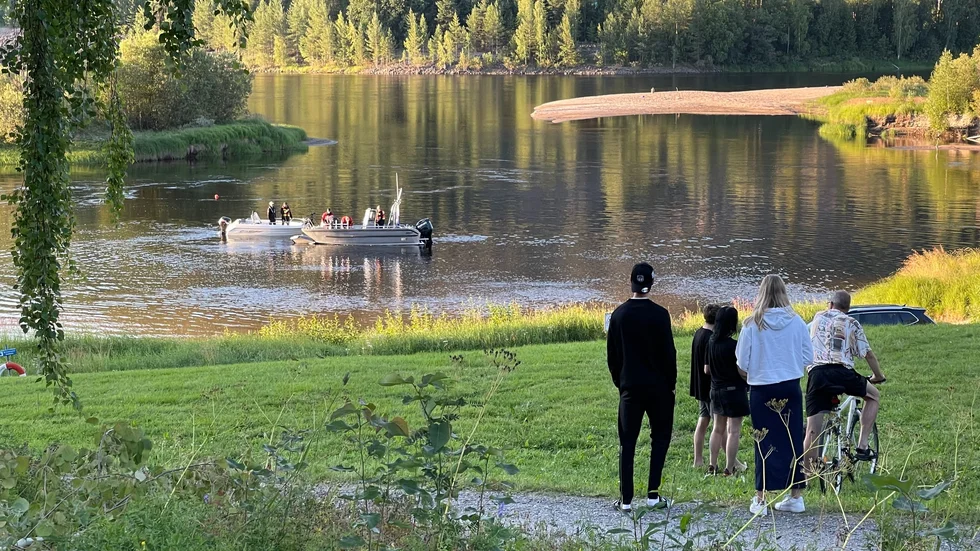 Badplatsen vid Selholmens camping i Älvsbyn stängdes av under räddningsinsatsen. 