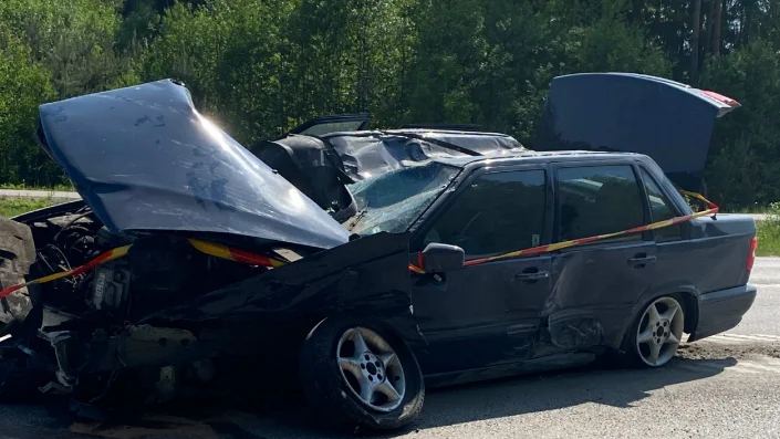 Föraren gjorde en omkörning som ledde till en krock i vägräcket. Ingen person kom till skada. Materiella skador på förararens eget fordon, samt mindre skador på bilarna som kördes om. 