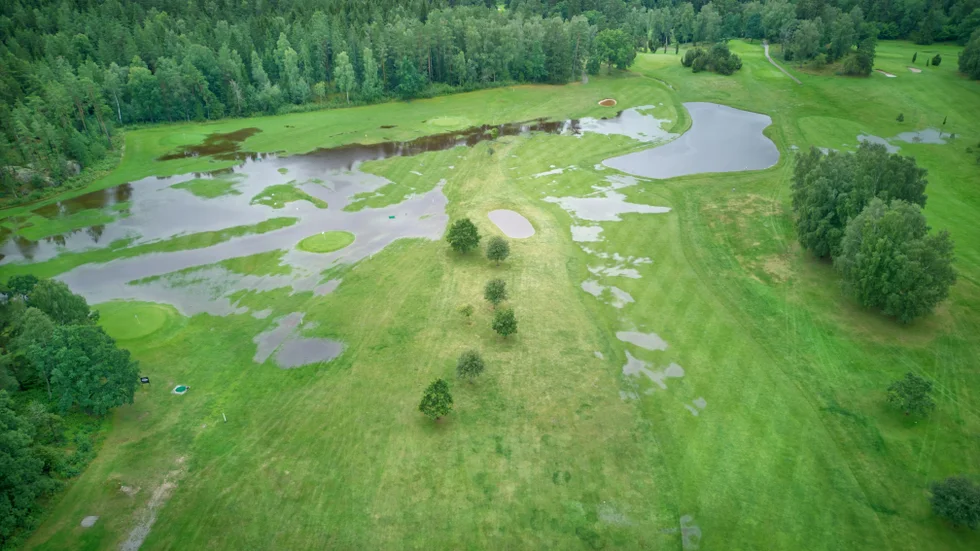 På Klinga golfbanan ligger det vatten på bland annat hål nummer ett och övningsområdet.