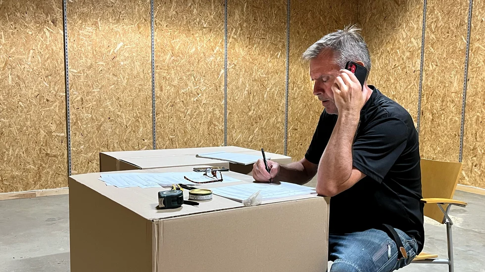 Roger Torstensson är trotjänare med 38 år i branschen. Nu sitter han med ett skrivbord av kartonger och beställer varor för ett nytt framtida lager.