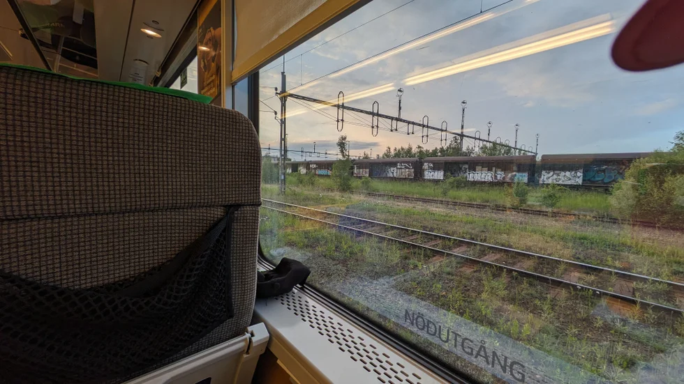 Vyn ut från ett av de drabbade tågen som fastnat utanför Norrköping.