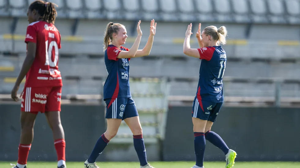 Rosengårds Bea Sprung och Emma Jansson jublar medan Anam Imo deppar. Piteå föll med 0-4.