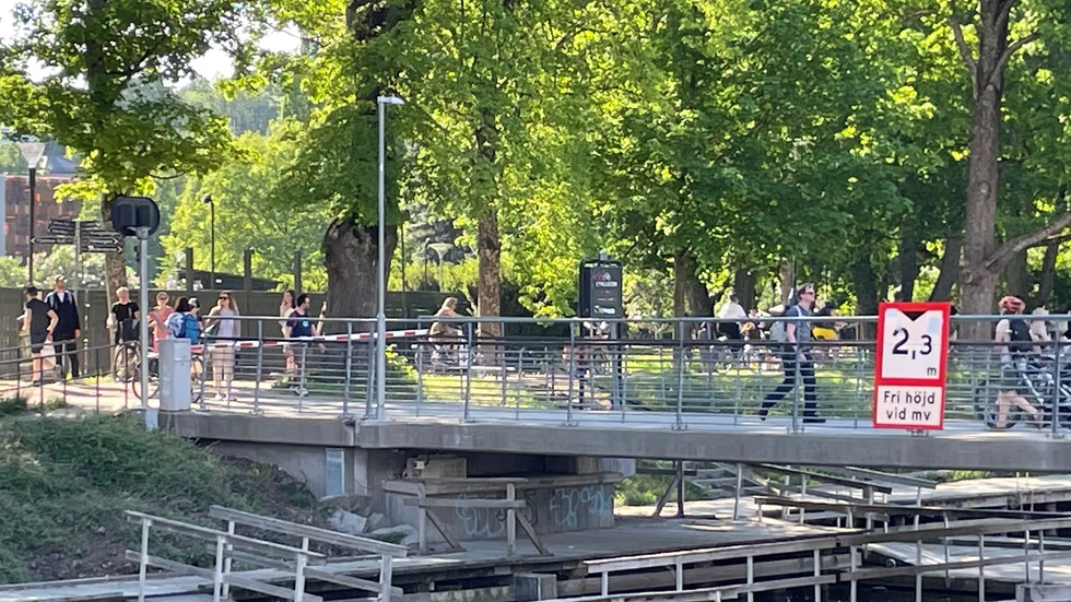 Bommarna ska ha fällts ner vid Cykelbron under kvällen och verkar ha fastnat.