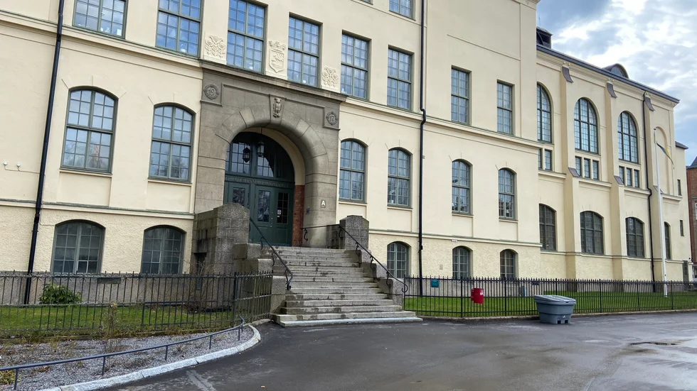 S:t Eskils gymnasium med huvudbyggnaden, det så kallade A-huset, på Smedjegatan i centrala Eskilstuna. 