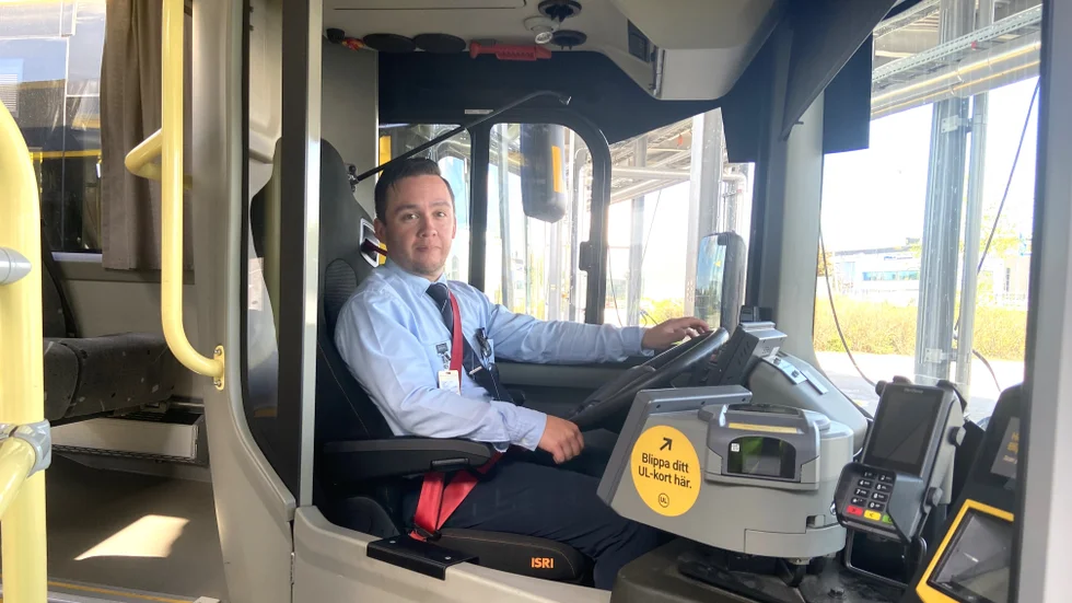 Daniel Westerlund har bara kört buss i ett drygt halvår, men älskar jobbet med dess frihet och att han får börja och sluta jobba tidigt.