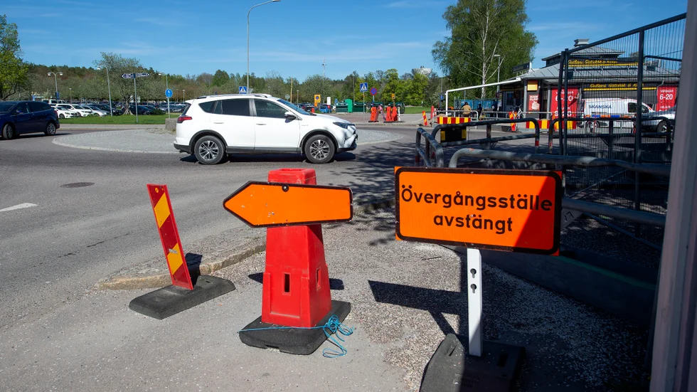 "Norra Europas mest rondelltäta stad och majoriteten av förarna vet inte hur man för sig i en sådan" skriver insändarskribenten. Bilarna på bilden har inget med insändaren att göra.