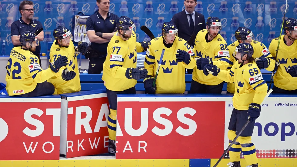 Erik Karlsson gratuleras av lagkamraterna i båset efter sitt 3–0-mål i segermatchen mot Polen.