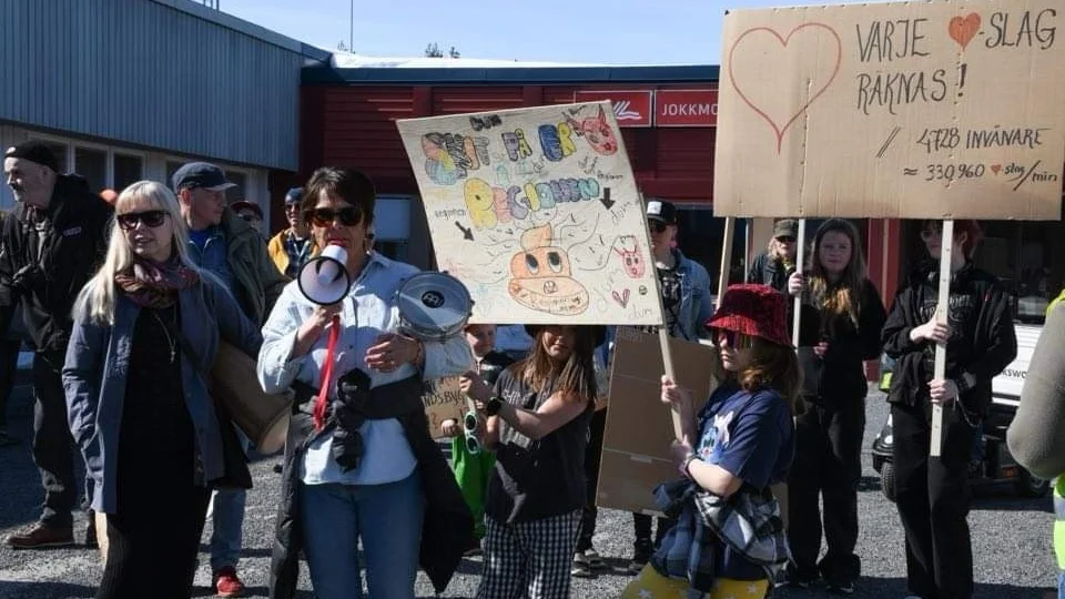Gunilla Nyberg, initiativtagare bakom de massiva vårdprotesterna och aktionsgruppen Rädda vården i Jokkmokk, med megafonen.