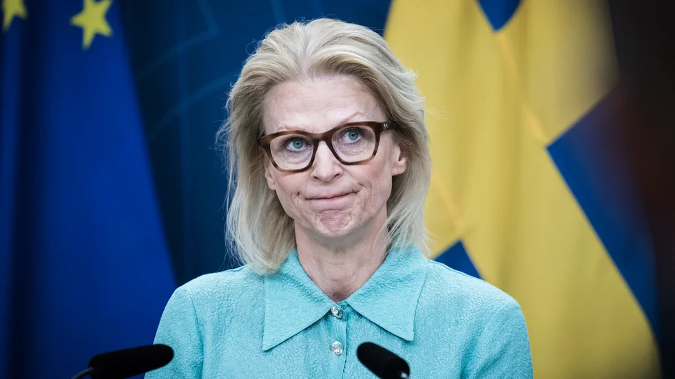 Finansminister Elisabeth Svantesson (M) lägger fram vårbudget och väljer att låta krisen rulla vidare in i Sverige.