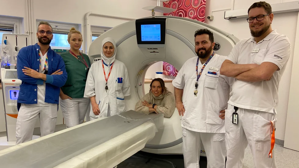 David Diaz-Gonzalez, Marina Radonovic, Dalal Altaee, Lazaros Dimitriadis och Strahinja Radonovic är alla utbildade röntgensjuksköterskor i sina respektive hemländer. Numera har de också svensk legitmation. På bild ses också Ingela Egestål Brithén, vårdenhetschef på Radiologen i Katrineholm. 