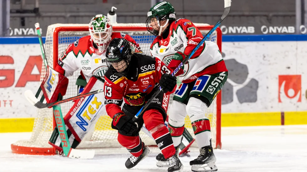 Jenna Pirttijärvi gjorde mål igen när Luleå Hockey kopplade greppet om finalplatsen.