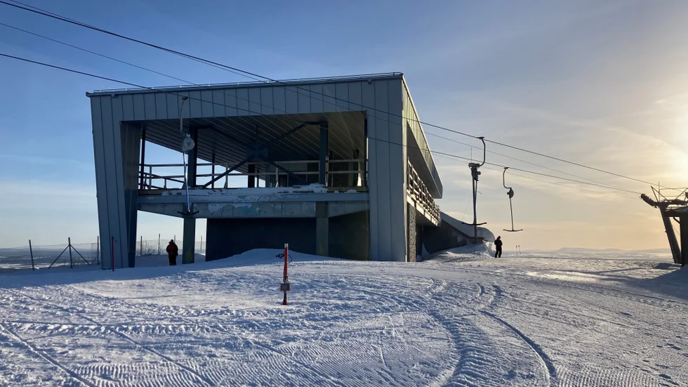 Länge stod den som ett betongskelett på toppen av Luossavaara. Efter byggnationer liknar den numera mer en toppstuga, men ännu är den inte färdigbyggd.