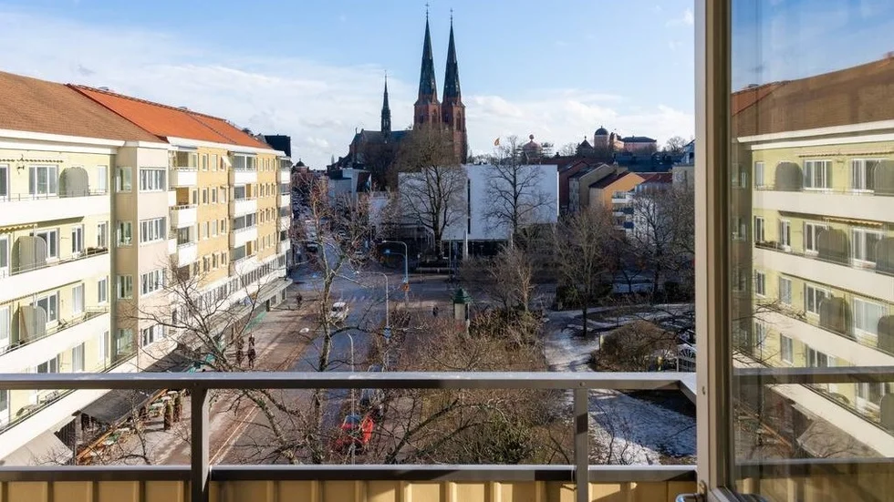 Balkong i söderläge, med utsikt över bland annat Domkyrkan och slottet.