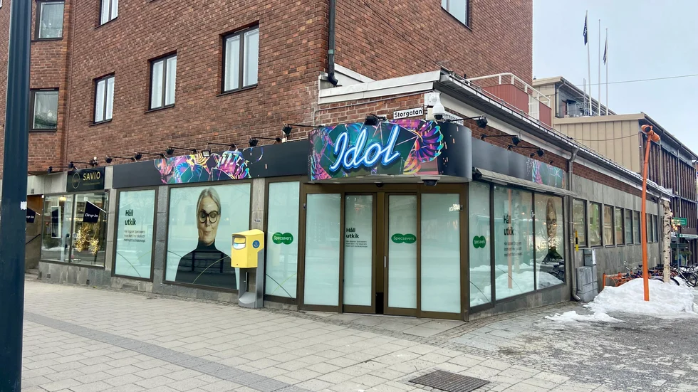 I mitten av april flyttar optikerkedjan Specsavers in i korsningen Storgatan/Timmermansgatan. Den aktuella butikslokalen har stått utan hyresgäst i flera år frånsett ett tillfällig hyresgäst när Idol-turnén var i stan.