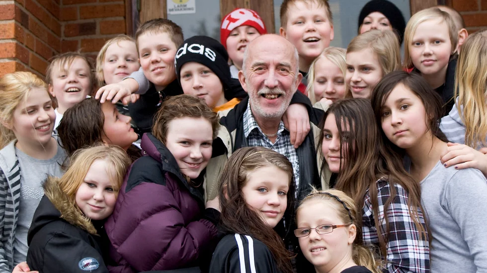 Sven-Olof Eriksson, Vingåker var klassmorfar i Högsjö skola och både omtyckt och driftig. Han lyckades skaffa sponsorpengar för många aktiviteter med eleverna, som bowlingturnering och utflykt till Tom Tits i Södertälje. Här är han omgiven av klass 3-4-5 i januari 2009. 