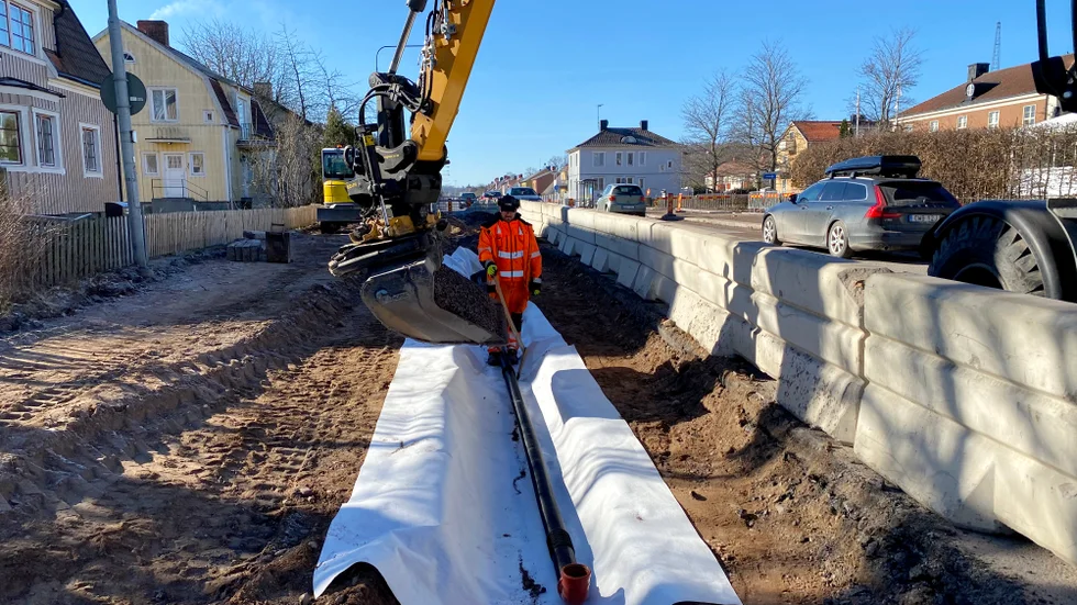 Nu har de första bevattningsrören kommer ner i jorden på östra sidan om Östermalmsgatan.