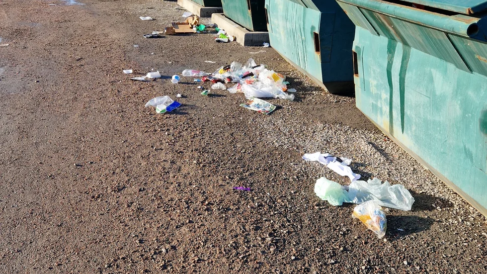 Insändarskribenten reagerar på nedskräpning kring återvinningstationen vid Rosvalla.