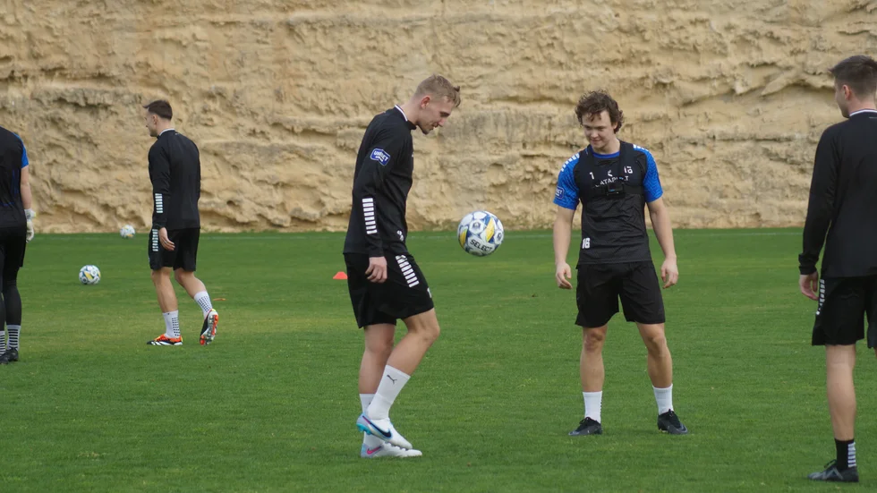 Jakob Voelkerling Persson och Herman Sjögrell under första träningen i Spanien.