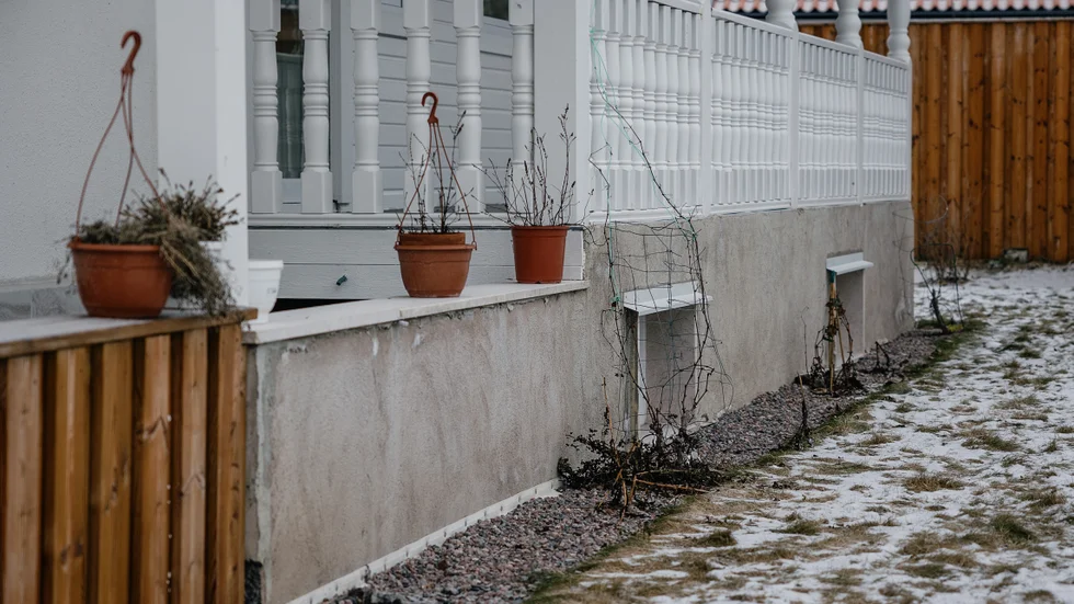 Natten mot den 7 september i fjol avlossades skott mot den här villan. Innanför fönstret satt en kvinna i 60-årsåldern, som träffades av skotten och avled. Nu har hovrätten fastslagit straffen mot de inblandade, varav två är katrineholmare. 