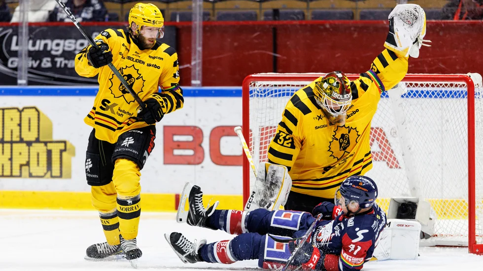 ”Jag hade ingen intention av att han ska fara in i sargen eller skada sig”, säger Petter Granberg om matchstraffet.