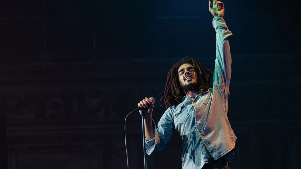Skådespelaren Kingsley Ben-Adir levererar ett levande porträtt av ikonen Bob Marley i "One love". Tyvärr jobbar han hela tiden i motvind.