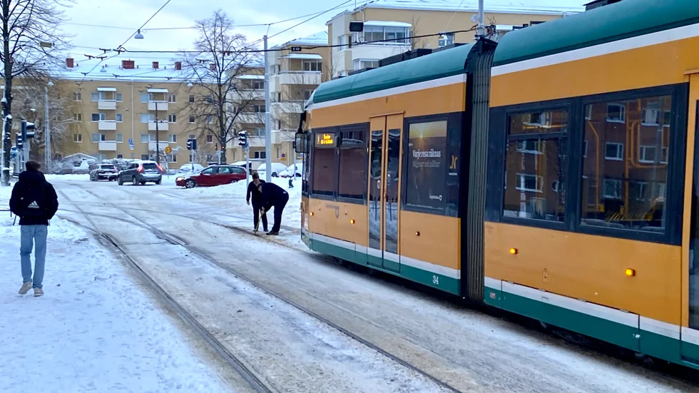 Spårvagnsförarna fick gå ut för att ställa om växeln vid Gustaf Adolfsplan på onsdagsmorgonen.