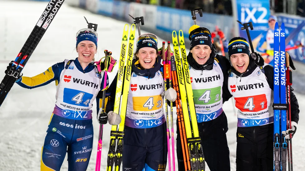 Elvira Öberg, Hanna Öberg, Martin Ponsiluoma och Sebastian Samuelsson jublar efter att Elvira Öberg kört hem VM-bronset i mixedstafetten.