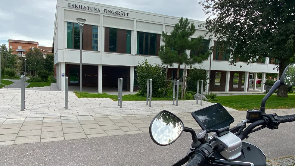 Den vid brottstillfället 15-årige pojken åtalas vid Eskilstuna tingsrätt för misshandel.