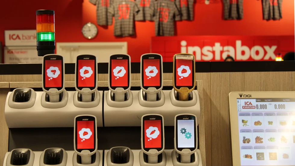 Kvinnan fyllde väskan och vagnen i omgångar och ställde dem sedan  utanför kassaområdet vid butikens Instaboxavdelning. Genrebilden på självscanning är tagen från en annan butik och butikskedja. 
