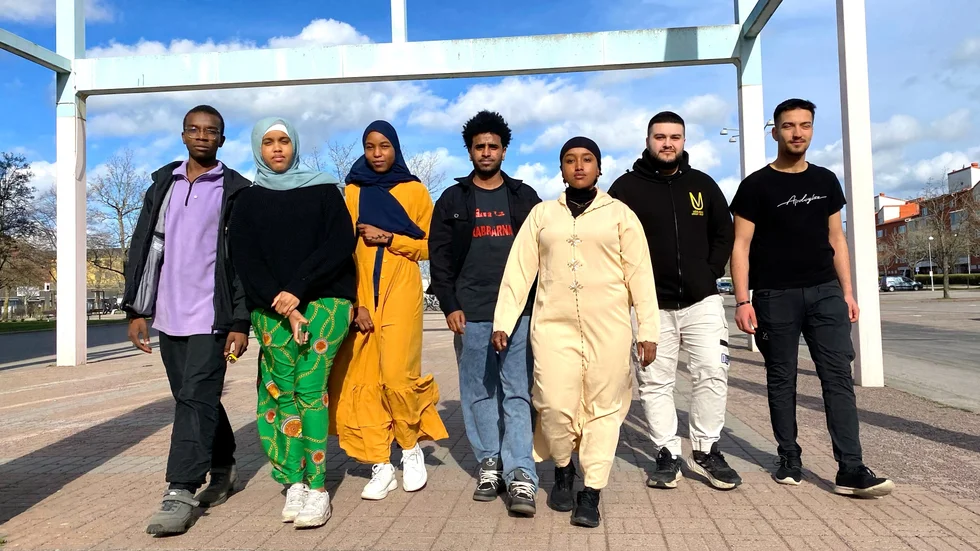 Skäggetorpsungdomarna Mostafa Ahmed, Ruweyda Hassan, Mozan Ahmed, Evan Gebreselasi, Laila Ali, Nayf Aeob och Ahmed Satuf har bjudit in lokalpolitiker för att prata om skolan, gängkriminalitet och framtidshopp. 