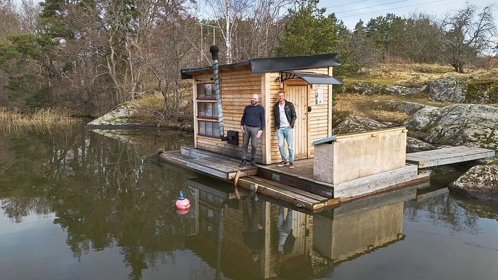 Bastubåten i Grebo har ritats och konstruerats av Joaquim, men Alvin har varit med och byggt den. Skalet sattes ihop på land och inredningen byggdes när den sjösatts.