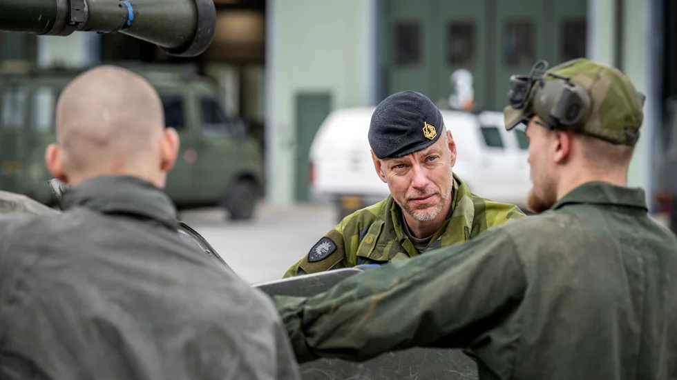 Mellan 30 och 40 procent av dem som just nu gör lumpen på P7 vill delta i den svenska Natoinsatsen i Lettland, berättar bataljonschef Henrik Rosdahl, här i samspråk med värnpliktiga.